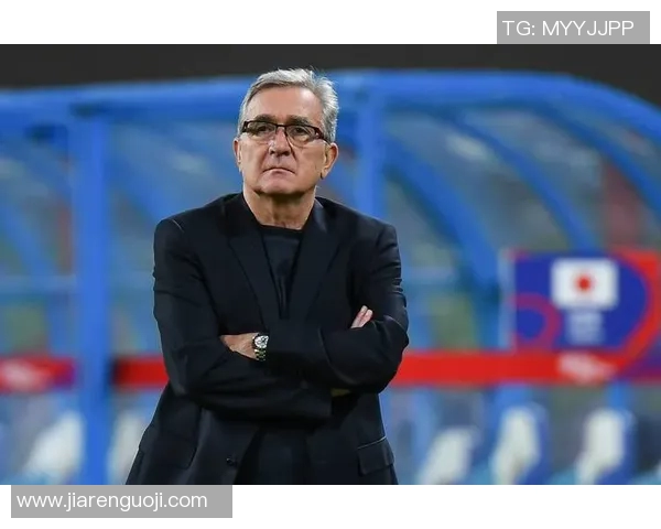 足球巨星因言论与行为引发广泛争议引起媒体热议与球迷讨论